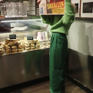 Sidenbyxor från zara - Lägger upp dessa igen pga oseriös köpare! Första bilden är inte min men de ser likadana ut, köpta på zara sommaren 2019 och aldrig använda. Buda i kommentarerna💕 står xl i byxorna men de är mindre än så!