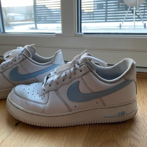Nike air force 1 - Nike air force 1. Använda som ni ser. Har sina slitningar. Har tvättad skorna och snörena. Har själv målat märket och linjen. (Nymålat) vet ej hur bra eller länge färgen håller men vet att den är rätt stark för har gjort samma med min brors skor. Är slitna inuti vid hälen.  Buda i kommentarerna. Nypris 1100kr. Köparen står för frakt. Ledande bud: 370 + frakt öka med minst 20kr