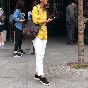 Gul blus/skjorta, 34/XS - Använd enstaka gånger, fint skick. I ett lite tjockare material (ej tunn blus-material).