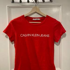 En Calvin Klein Jeans T-shirt i röd använd 2 gånger.