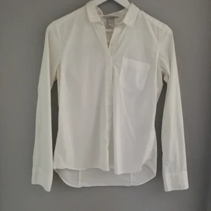 Skjorta fr HM - Vit skjorta från hm strl liten 40