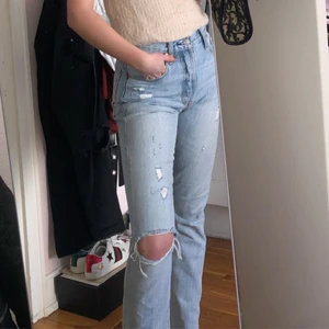 Levis jeans - Världens snyggaste levisjeans😍 tyvärr för små för mig. Superfint skick! Storlek 26 i midja och kanske 28 i längd!!! Hör av er för närmare bilder på jeansen eller för andra frågor!
