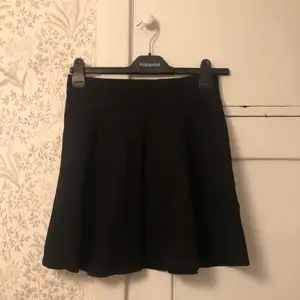 Fin kjol i svart stretchtyg med snygg dragkedja i ryggen!