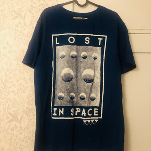 Lost in space tisha  - Drömmig grafisk lång tisha från junkyard!