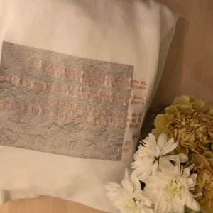 Hoddie från NAKD❤️‍🔥 - Hoodie med tyck från NAKD i storlek M. Den är i bra skick och är lite oversize i modellen!