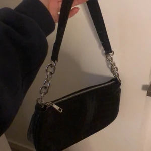 Svart axelväska  - Jätte snyg axelväska från Glitter. Passar till varje outfit. Bara använd ett fåtal gånger 💓💓💓 Frakt tillkommer