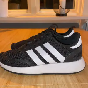 Adidas skor, storlek 36,2/3,  nyskick använda 3-4 gånger på torrt underlag, skicka PM för bättre bilder vid fundering.