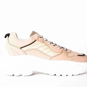 Skor - Hej. Jag säljer ett par skor jag köpte för länge sedan men aldrig använt. Dom är i storlek 39 och dom har en sula som kan uppfattas som att man är längre. 