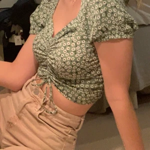 Topp - En söt topp från hm i storlek XS, köparen står för frakten:)