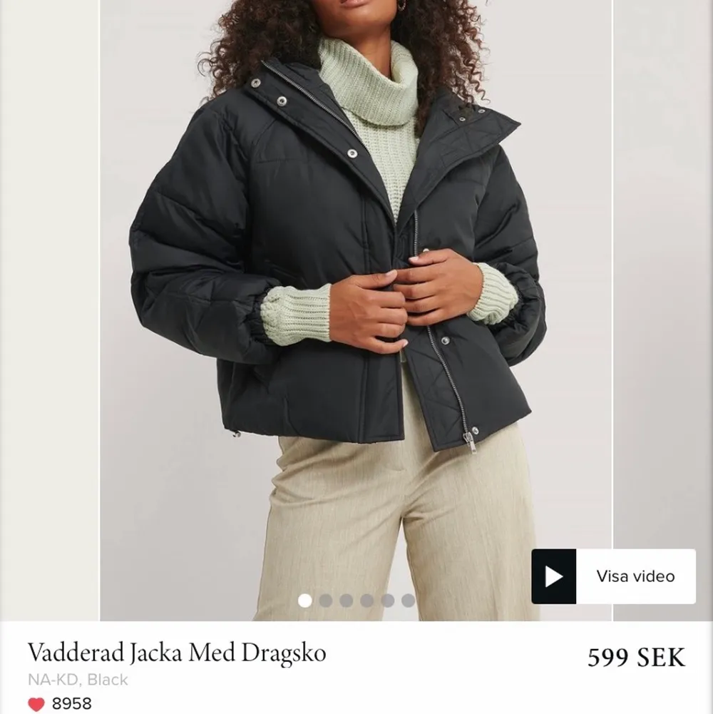 Intressekoll på min fina jacka från NA-KD köpt förra hösten. Är i storlek 34 och har en stor mysig luva. Skriv för fler bilder! Pris kan diskuteras💖  Nypris 600kr. Takit.