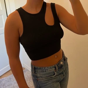 Svart linne - Svart linne med en delning på ena axeln. Säljer pga inte kommit till användning. Är i stolek S.