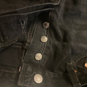 Levis kjol svart - Svart deconstructured kjol från Levis i storlek 30. Jätte fin men tyvärr alldeles för stor för mig! Aldrig använd bara testad. Nypris =699kr