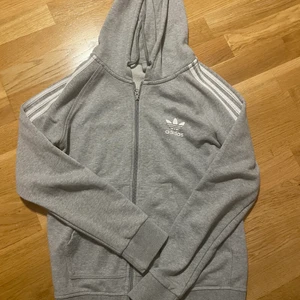Adidas kofta - Grå adidas kofta som har använts vid fåtal tillfällen💕 helt fläckfri och bra skick