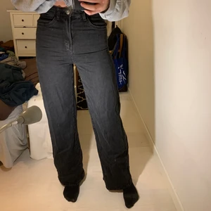Jeans - Svarta jeans från Lindex i storlek 34, har inte använt dem jättemycket så dem är i bra skick! Köparen står för frakten:)