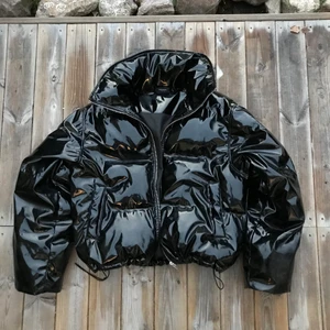 Jacka ifrån sweet skateboards - ❗️Intresse koll på min favorit jacka❗️vill se vad jag kan få för denna jacka, Om det är värt att sälja den. Säljer pga att jag inte använder den lika mycket längre. Den är super cool och väldigt varm, de är vatten avvisande. Den kommer ifrån sweet skateboards, köpte den ca 2018. Nypris var 1200 kronor💗