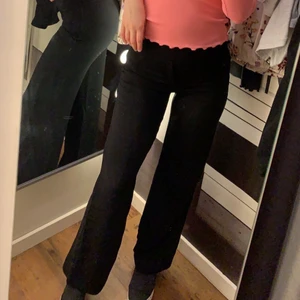 Kostymbyxor  - Svarta kostymbyxor från bikbok säljes! Använda ca 2-3 gånger, som nya! Köpta för 299kr! Jag är 164 cm lång för referens 