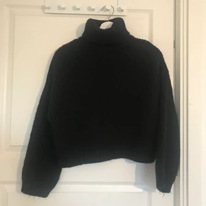 Svart stickad tröja - Svart stickad tröja i strl S. Boxig i modellen. Märke- chiquelle. Mycket bra skick, inga skavanker/fläckar mm. Polokragen går att vika upp/ner efter önskemål.