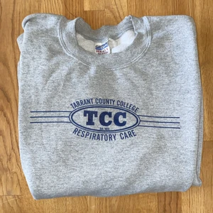 College sweatshirt  - Storlek herr M sitter som M. Snygg vintage passform. Möts i Stockholm eller fraktar.