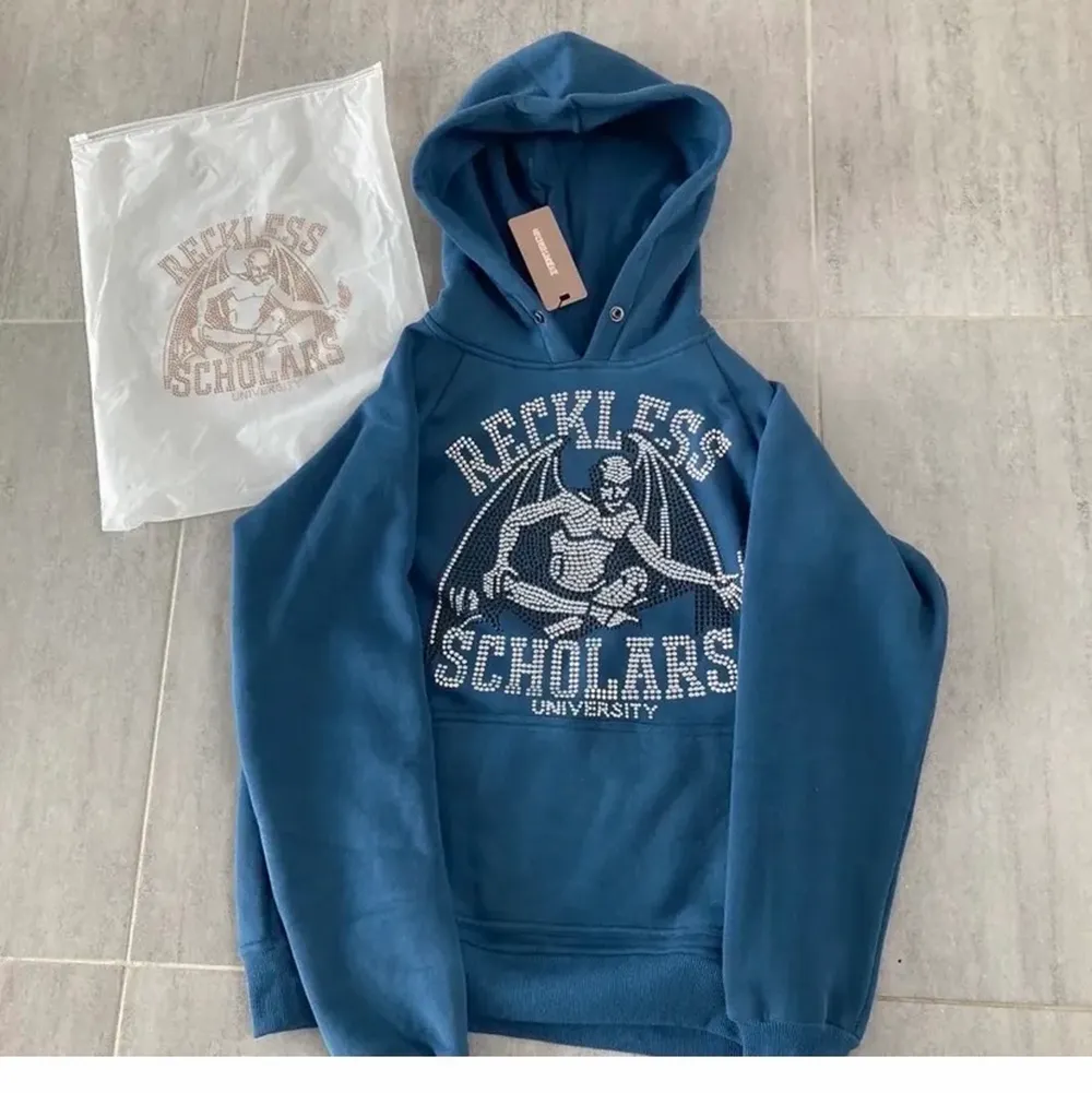 Säljer min sjukt snygga hoodie från reckless scholars pga att den inte används.   Skick 8/10 inga flaws.    Pris: 1400 eller högst budande🖤. Hoodies.
