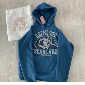 Reckless Scholars Hoodie - Säljer min sjukt snygga hoodie från reckless scholars pga att den inte används.   Skick 8/10 inga flaws.    Pris: 1400 eller högst budande🖤