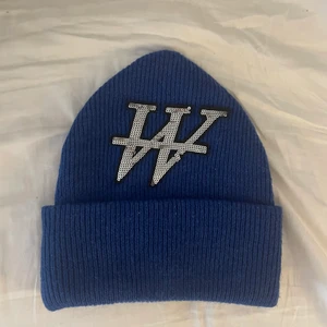 Blå mössa - 💙Blå mössa från Carin Wester, med logga i silvriga paljetter! Använd endel men samma skick som när jag köpte den! (Sista är med mössan på men i dåligt ljus, färgen är som på första) 💙