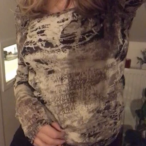 Tröja  - En superfin tröja som är helt oanvänd. Säljer pga av att den inte används. Sitter bra på mig som har s men skulle passa m och xs beroende på hur man vill att den sitter( materialet är väldigt stretchig) om fler är intresserade blir det budgivning!
