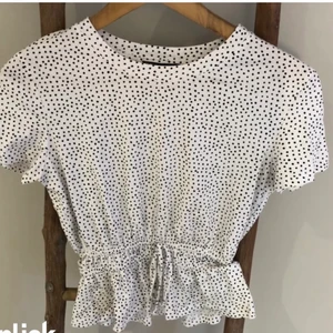 Zara topp - Gullig topp från zara som är slutsåld, kommer ej till användning!  70kr + frakt💕