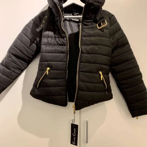 Vinter jacka Strl S  oanvänd  - Säljer denna jacka för 166 frakt ingår i priset ( oanvänd)