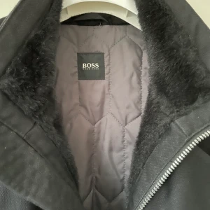 Hugo boss jacka - En hugo boss jacka i bra skick, hängt i garderoben länge men inte använd ofta alls. Nypris flera tusen.