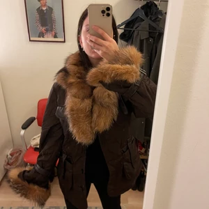 Jacka med päls  - Oversize jacka med pälskrage och päls längst ner på armarna. Varm, funkar på vintern!! Det finns också ett skärp med så man kan knyta den runt midjan. 