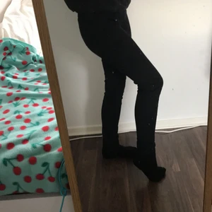 Jeans - Svarta tajta jeans ifrån Madlady i modellen disco. Använda några gånger men i ett okej skick!