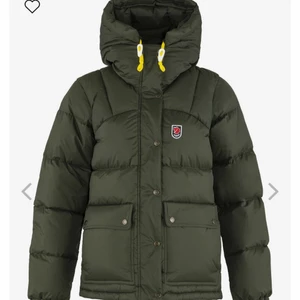 Fjällräven  - Intressekoll på min superfina nästintill oanvända fjällräven jacka. Jag köpte den nu i höstas och är derför använd bara några gånger. Den är i storlek xxs men dom är stora och skulle säga att den passar en normal xs. Nypris är 6000kr BUD PÅ: 4750