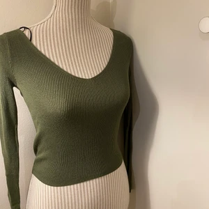 LÅNGÄRMAD TRÖJA - långärmadtröja från H&m strl XS tyvärr för liten för mig😭 går att fixa billigare frakt om man inte vill ha spårbart!❤️ ( om flera är intresserad blir det budgivning )
