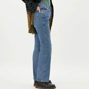 Säljer mina coola weekday jeans! Rätt populär modell (ROWE). Har köpt den i 1 storlek större än vad jag har vanligt för ville dom skulle sitta lite längre ner och inte lika högmidjat! Jag är vanligtvis en M☺️ skriv privat om ni har frågor eller vill ha egna bilder! Nypris 500kr, jag säljer för 200 + frakt😜