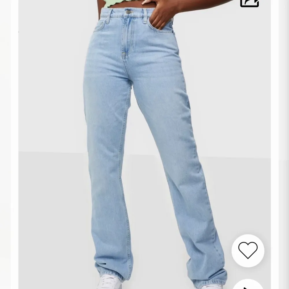 Säljer dessa skit snygga blå jeans från Nelly, har endast använt dom någon gång.        Storlek 38, nypris är 599 kr. . Jeans & Byxor.