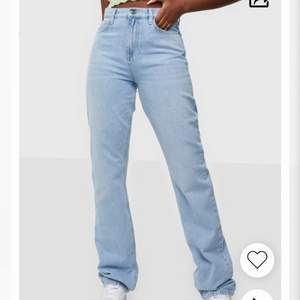 Säljer dessa skit snygga blå jeans från Nelly, har endast använt dom någon gång.        Storlek 38, nypris är 599 kr. 