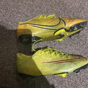 gröna nike fotbolls skor. Används till konstgräs storlek 35