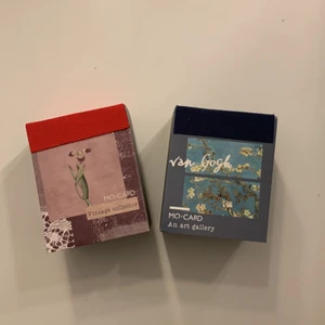 Vintage ark - Små block med 366 vintage ark per block. Totalt 732 bilder. Den blå innehåller Van Gogh motiv, och den röda innehåller olika färger och motiv i vintage stil. De två säljs ihop😁💕