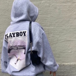 Playboy hoodie - Säljer nu min fina playboy hoodie🤍 Den är oversized och superskön ⚡️Endast seriösa budare!! (lånad bild)