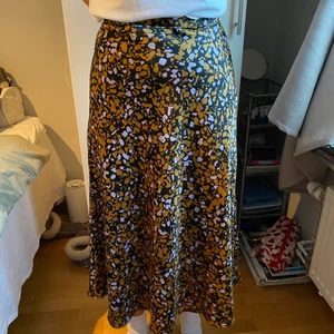 Satinkjol - Medellång satinkjol från Asos. Fint mönster och hög i midjan, går både att klä upp och klä ner 😍🤩