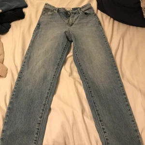 abrand jeans - säljer mina jättefina blå mom jeans från abrand då dom tyvärr har blivit för små för mig. dom är i storlek 25 och passade mig perfekt när jag va ungefär 162. pass formen är jättebra och jag skulle vilja säga att de är nyskick på dom även om jag använt de några gånger. säljer för 262kr (INKLUDERAD FRAKT)