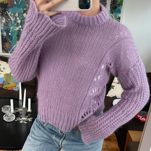 Lila stickad tröja  - Säljer min stickade tröja från Odd Molly. Storlek: 0 skick: använd 1 gång. Jag är en 36/38 och är 167 cm. 🥰