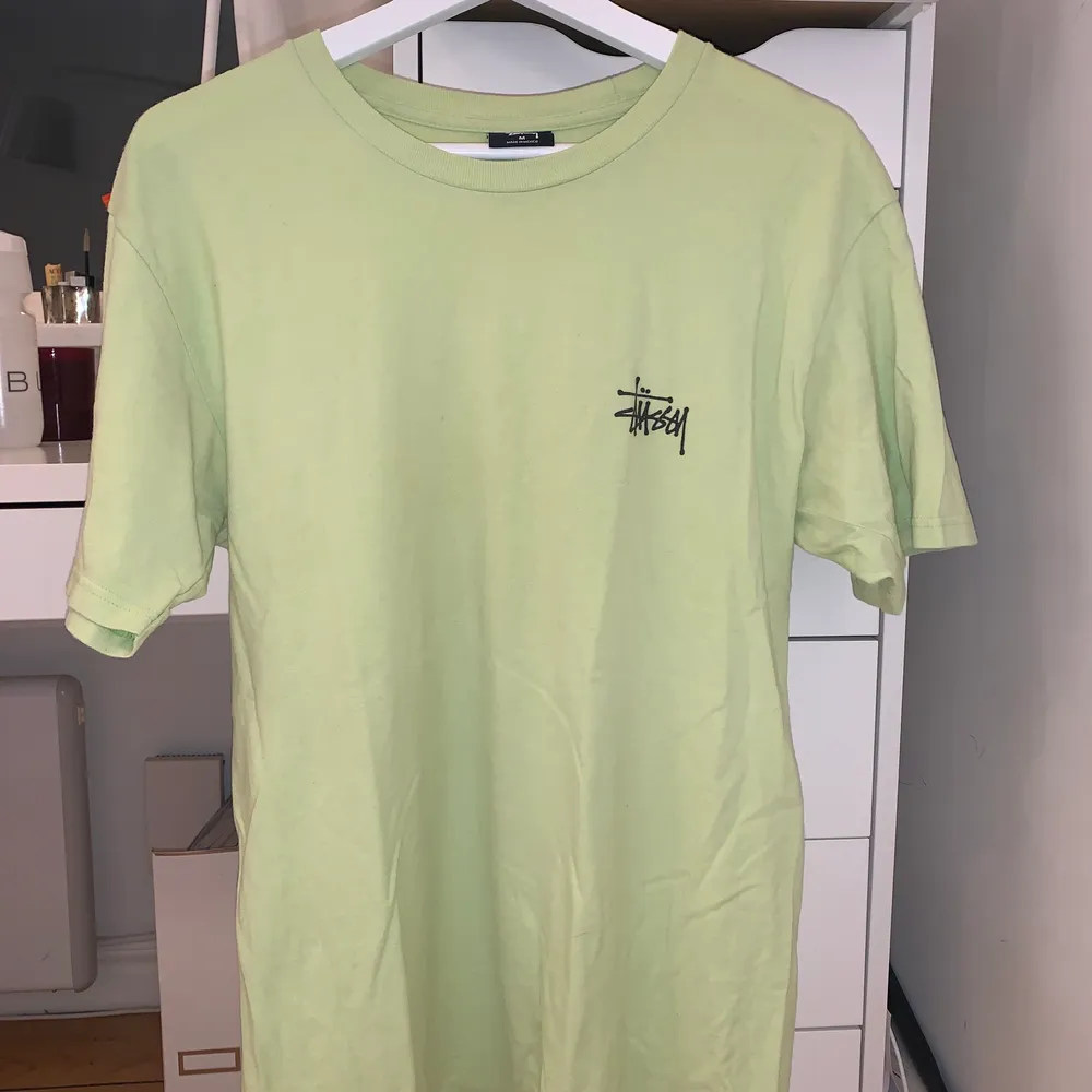 STÜSSY T-shirt, köpt på URBAN OUTFITTERS, säljer pga använder ej, orginalpris:500 kr, säljer för 350+frakt. T-shirts.