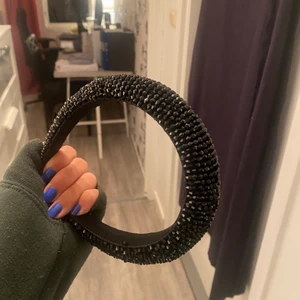 glittrigt hårband - säljer detta jättefina oanvända glittriga hårband ifrån shein då jag råkade beställa 2, jättefint å livar verkligen upp en outfit!! 
