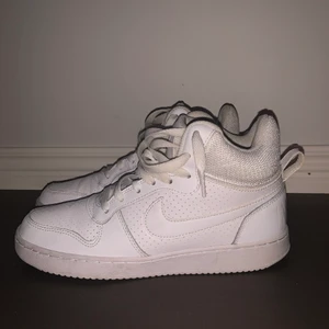 Nike skor - Ett par Nike skor som inte kommer till användning längre. Använt Max 5 gånger så dom är i väldigt bra skick. Storlek 39, köparen står för frakten❣️