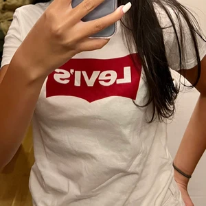 Levi’s t-shirt - T-shirt från Levi’s i storlek S men funkar även som XS/M. Använd en gång o aldrig mer då det inte riktigt var min stil💕💕   Modell: lillasyster ca 160-165 cm lång🧸🤍