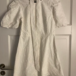 Studentklänning  - Vit spetsig perfekt studentklänning från Nakd! Prislapp sitter kvar🤍🤍frakt tillkommer!