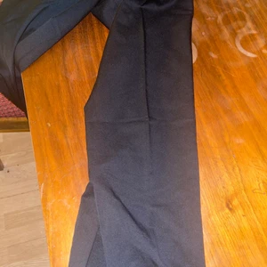 Kostym byxor med slits  - Fina kostym byxor med slits , oanvända och bra skick. Dom är i storlek 42 men känns lite små i storleken då den inte passar mig så bra då jag har storlek 42 så dom passar i båda M och L