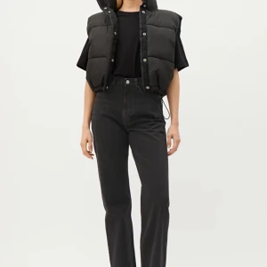 WEEKDAY ROWE JEANS - BLACK - WEEKDAY ROWE JEANS orginalpris: 500, säljer för 300+frakt, säljer pga för små