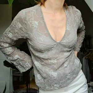 Blus tunika broderad mesh y2k - Säljer denna broderade tunikan (instoppad på bilden) från flash, lite åt det mer genomskinliga hållet. Storlek s men skulle säga att modellen är lite större. Frakt tillkommer, bara att skriva vid frågor!